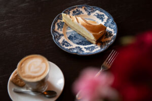 Cafe Piet de Gruyter cappuccino & lemon cheesecake