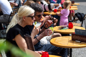 Cocktails drinken op zonnig terras van café Piet de Gruyter