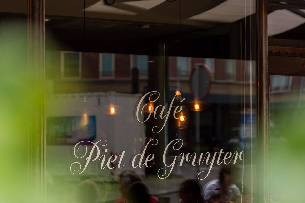 Café Piet de Gruyter terras aan tramlijn 3 in Amsterdam West